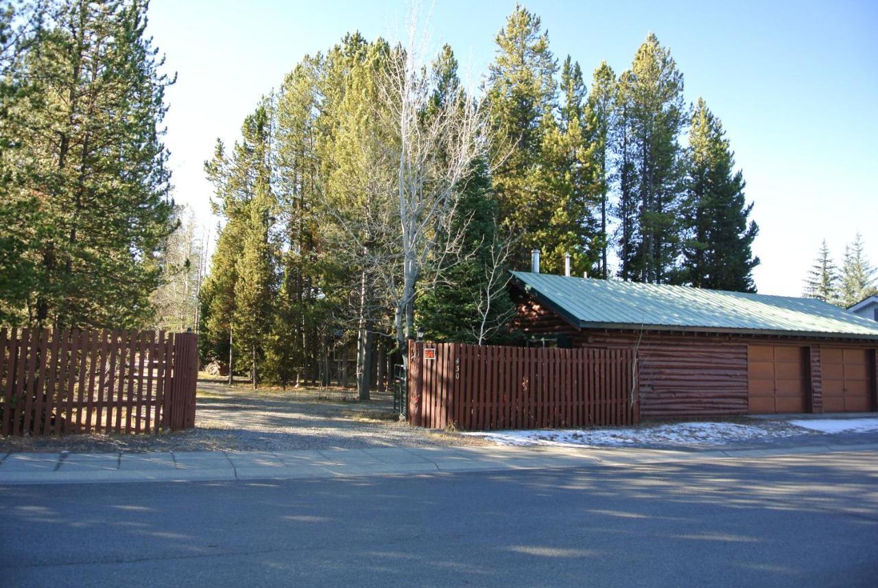 Wagon Wheel Hotel Вест-Йеллоустоун Екстер'єр фото