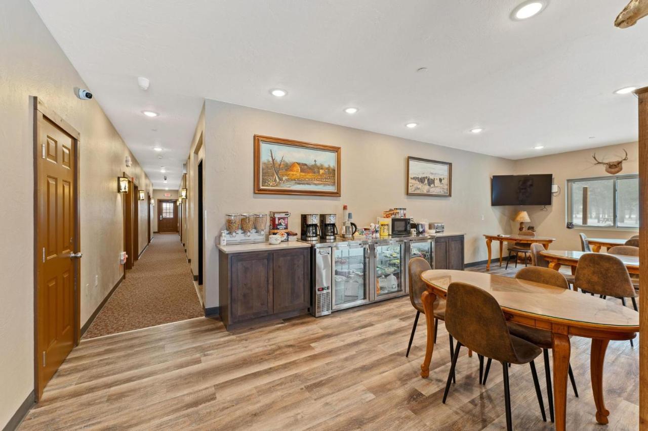 Wagon Wheel Hotel Вест-Йеллоустоун Екстер'єр фото