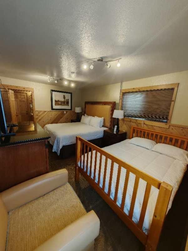 Wagon Wheel Hotel Вест-Йеллоустоун Екстер'єр фото